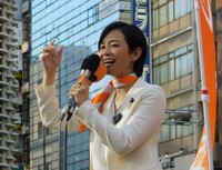 演説する梅村みずほ氏＝新橋SL広場