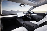 テスラModel 3の運転席の様子（提供元：Tesla, Inc.）