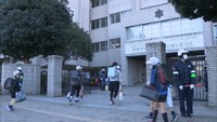 香川県の多くの小学校で3学期がスタート　警察官らが児童の登校を見守り