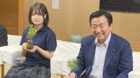 2024年度のコンテストで受賞し地域サークル「盆栽部」を設立した亀井遥加さん(左)　2025年7月撮影
