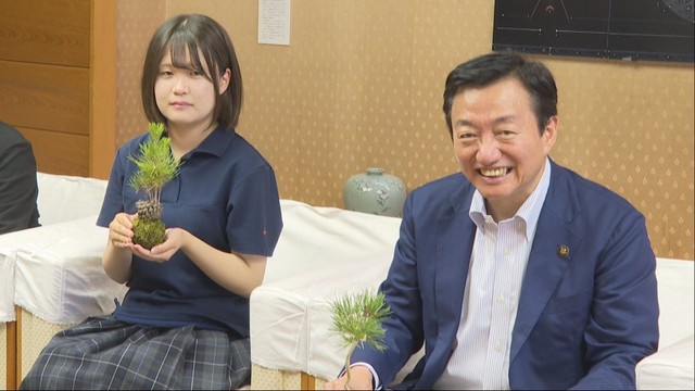 2024年度のコンテストで受賞し地域サークル「盆栽部」を設立した亀井遥加さん(左)　2025年7月撮影