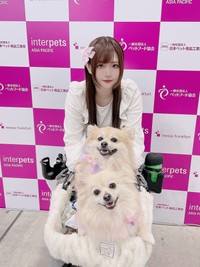 愛犬と写真に収まるすみれおじさん