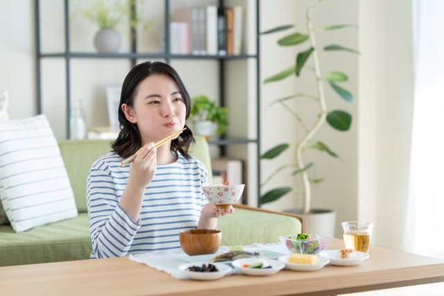 子どもの食事が終わってから、1人でゆっくり　※画像はイメージです（pain au chocolat/stock.adobe.com）