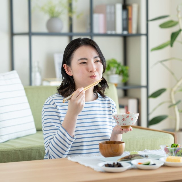 子どもの食事が終わってから、1人でゆっくり　※画像はイメージです（pain au chocolat/stock.adobe.com）