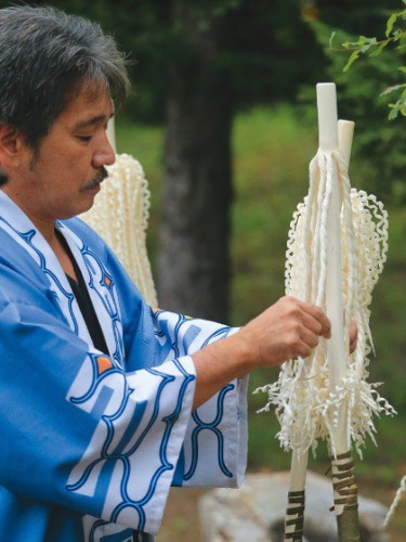 二風谷で行われるチプサンケ（丸木舟に魂を入れる儀式）で使う祭祀具、イナウを設置する貝澤さん