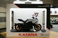 ミニカー風に展示されたカタナ