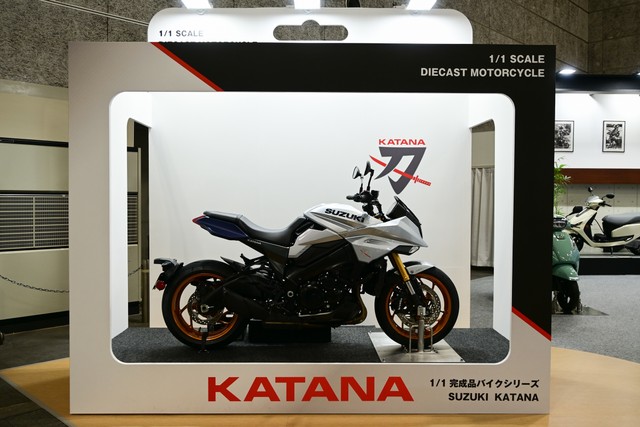 ミニカー風に展示されたカタナ