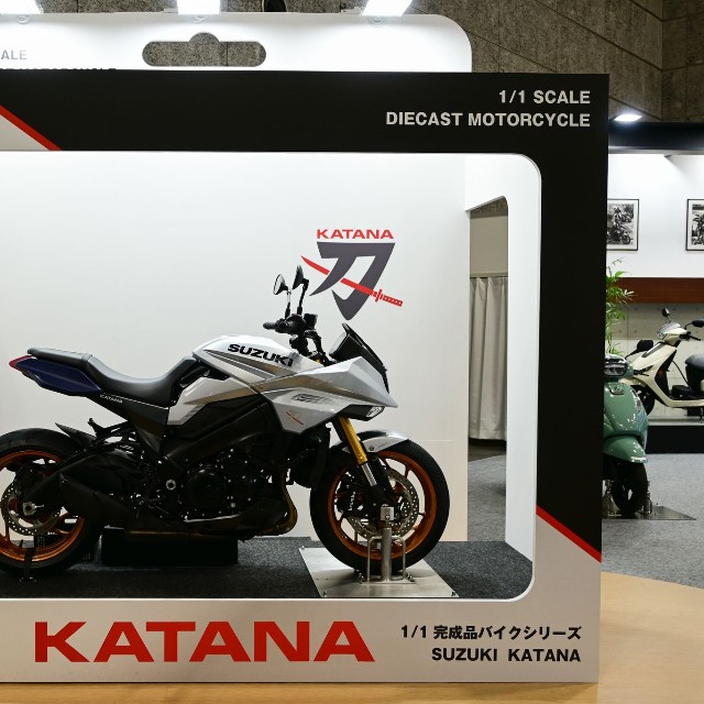 ミニカー風に展示されたカタナ