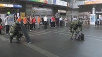 テロ対策の訓練　JR高松駅