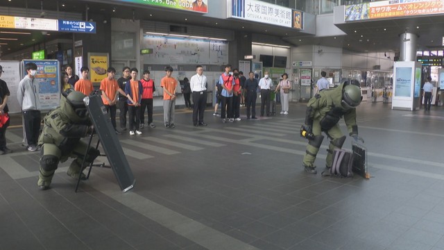 テロ防止へ　来訪者が増加してるサンポート高松で警察や大学などが合同訓練