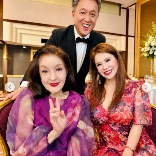 鰐淵理沙のインスタグラム@risawanibuchiより　母・鰐淵晴子、ローズガーデンホテルのアレックス・リー氏