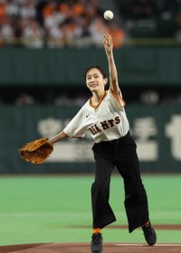サウスポーで渾身の一球を投げ込む前田敦子