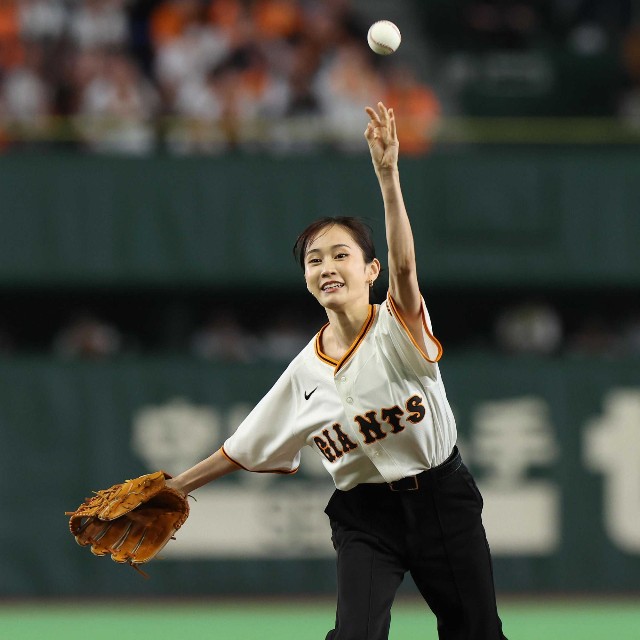 サウスポーで渾身の一球を投げ込む前田敦子