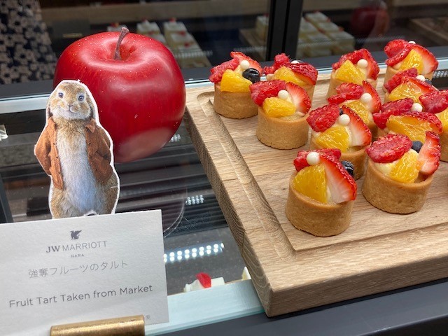 映画「ピーターラビット2／バーナバスの誘惑」公開を記念した「JW マリオット・ホテル奈良」のアフタヌーンティーブッフェ（提供）