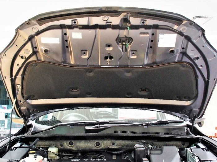 ボンネットのふたの裏側に貼ってあるスポンジ部分に、動物の毛が付着していたら要注意