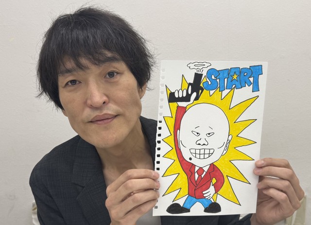 福知山マラソンの参加者に贈られるＴシャツのデザインを描いた千原ジュニアさん＝実行委提供