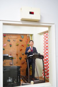 ミウラドルフィンズの低酸素室でトレーニングを行う佐田展隆社長