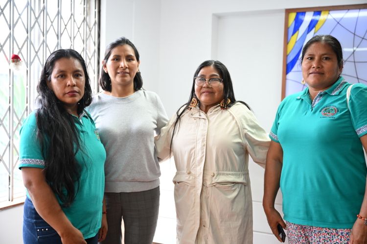 先住民クカマのマリ・ルス・カナキリ・ムラヤリさん（右から2人目）ら