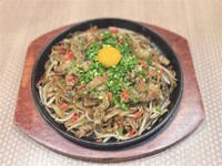 「駅長スタミナ焼うどん」（JR九州提供）