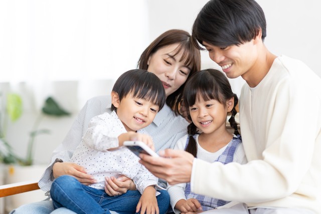 子育て世帯でも分野によってAIと専用アプリなどの使い分けが進んでいる　※画像はイメージです（milatas/stock.adobe.com）