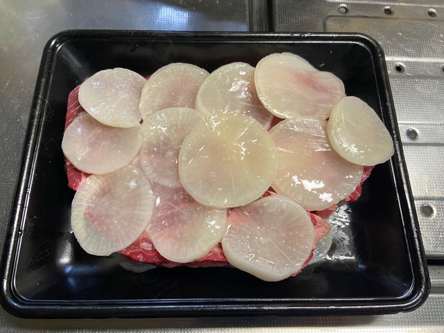 塩麹で漬けた大根を使えば肉は更に柔らかくなるのか（でかいさん提供）