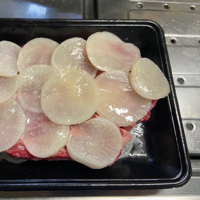 塩麹で漬けた大根を使えば肉は更に柔らかくなるのか（でかいさん提供）