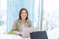 SmartHRのバリュー
「認識のズレを自ら埋めよう」のほか、「自律駆動」「早いほうがカッコイイ」「最善のプランCを見つける」「一語一句に手間ひまかける」「ワイルドサイドを歩こう」「人が欲しいと思うものをつくろう」という7つのバリューを掲げており、バリューに紐づいた社員の行動評価がなされている。