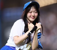 ミニコンサートで歌う鈴木愛理＝エスコンフィールド