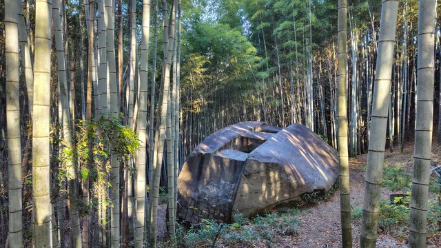 頂部の表面はなめらかで正方形の穴が穿たれている