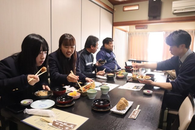 試食会で定食に舌鼓を打つ生徒や参加者たち