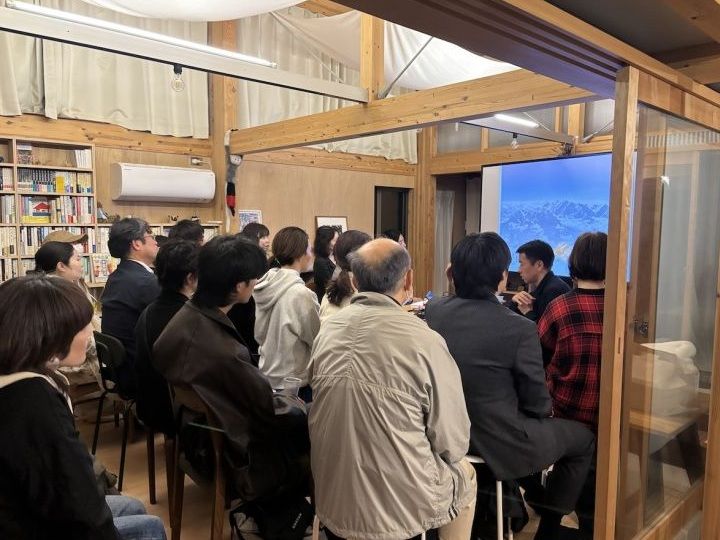 20人も入ればいっぱいの文庫喫茶。昨年４月、写真集『飛鳥｜藤原』の刊行を記念して行った石川直樹氏のスライドトークショーには25名以上が集まった