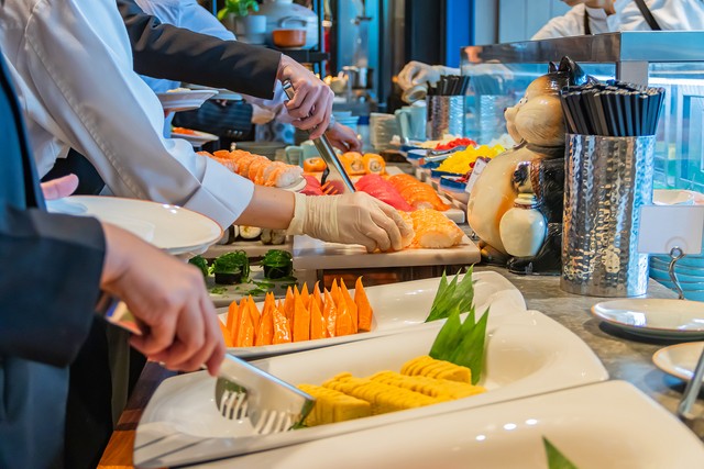 時間帯によって混雑しがちな朝食会場　※画像はイメージです（Chalearmrat/stock.adobe.com）