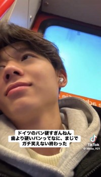 何度確認しても歯は欠けていて、遠くを見つめる依田さん／依田怜大さん（@ldesu_921）提供