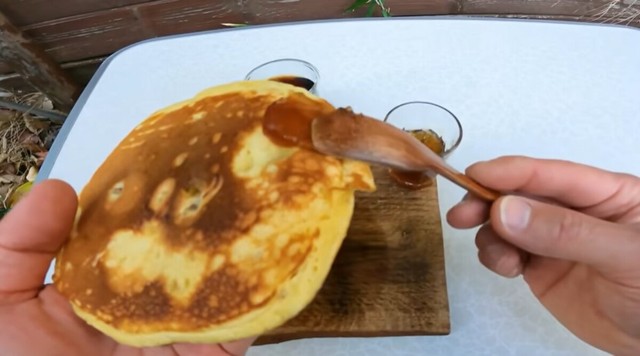 シロップをパンケーキに付けて…／ちーとん。さん提供