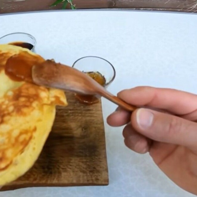 シロップをパンケーキに付けて…／ちーとん。さん提供