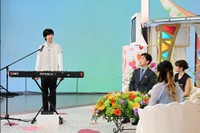 (左からキーボードで弾き語りする夫、)MCの藤井隆、井上咲楽、妻＝「新婚さんいらっしゃい！」ⓒABCテレビ