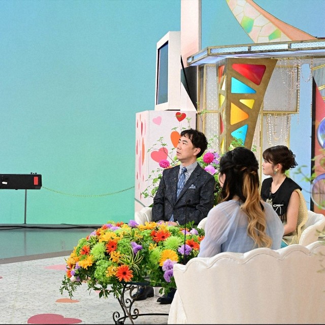 (左からキーボードで弾き語りする夫、)MCの藤井隆、井上咲楽、妻＝「新婚さんいらっしゃい！」ⓒABCテレビ