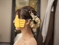 2021年の結婚式にてのむぎナスさん。花飾りは義母作（むぎナスさんのXより）