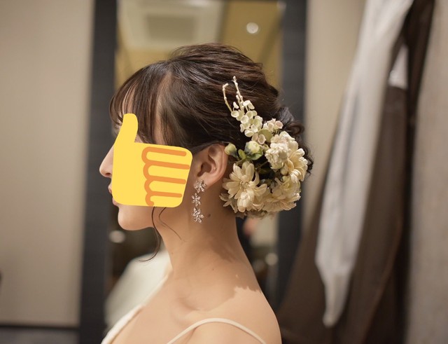 2021年の結婚式にてのむぎナスさん。花飾りは義母作（むぎナスさんのXより）