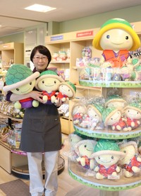 ＪＲ亀岡駅構内の「かめまるマート」で販売される明智かめまるのぬいぐるみ。スタッフが手にするのは左から４０センチ、３０センチ、２０センチサイズ（亀岡市追分町）