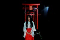 会場の案内役を務める巫女