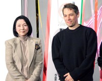 梶芽衣子（左）とショーン・ベイカー監督＝2025年