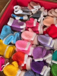 45色の毛糸で編まれた色とりどりの手袋と靴下／「チワワの小次郎　北海道の暮らし」さん（@koji.koji.kojiro.0821）提供 