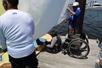 車いすから降りて乗艇する住谷さん