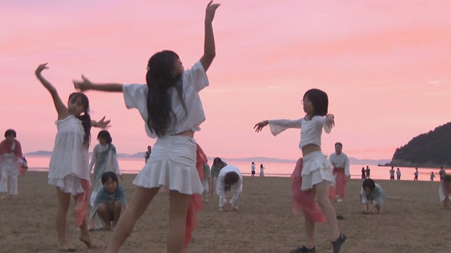 夕暮れの父母ヶ浜で子どもたちが舞う　自然と一体化したダンスを披露　香川・三豊市