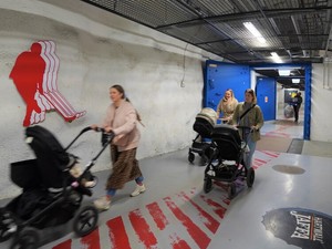 フィンランドの地下核シェルター、普段は市民の憩いの場　隣国ロシアの脅威に備え