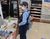 コンビニでペットボトルのお茶を購入する警察官（山梨県警の公式Xから）