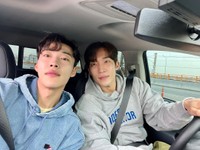 共演のイ・サンイ（右）と（出典：ウ・ドファン Instagram）