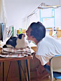 受験勉強中、顔を寄せ合うひめちゃんと息子さん（画像提供：こさか養蜂場 宮崎県川南町さん）