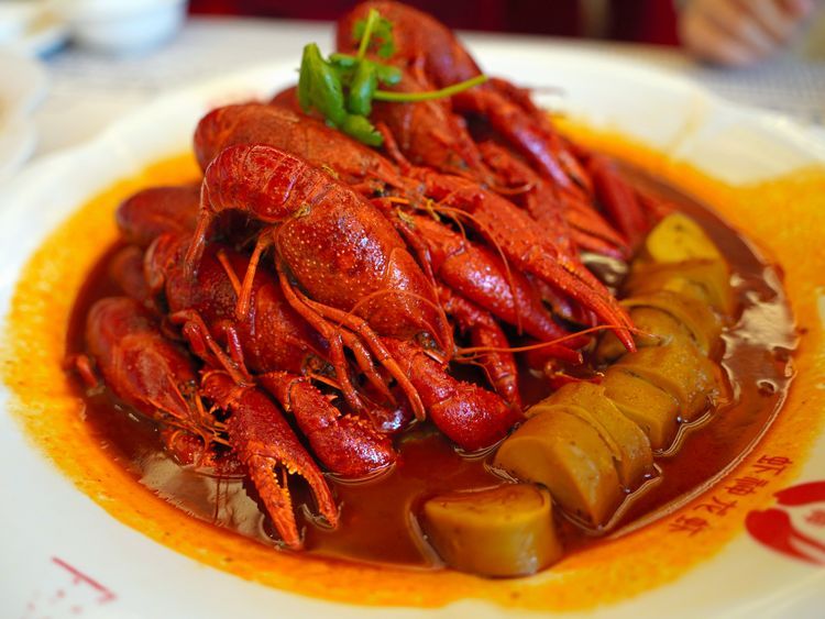 老舗「蝦神龍蝦」のスパイスがきいた「十三香」味のザリガニ料理